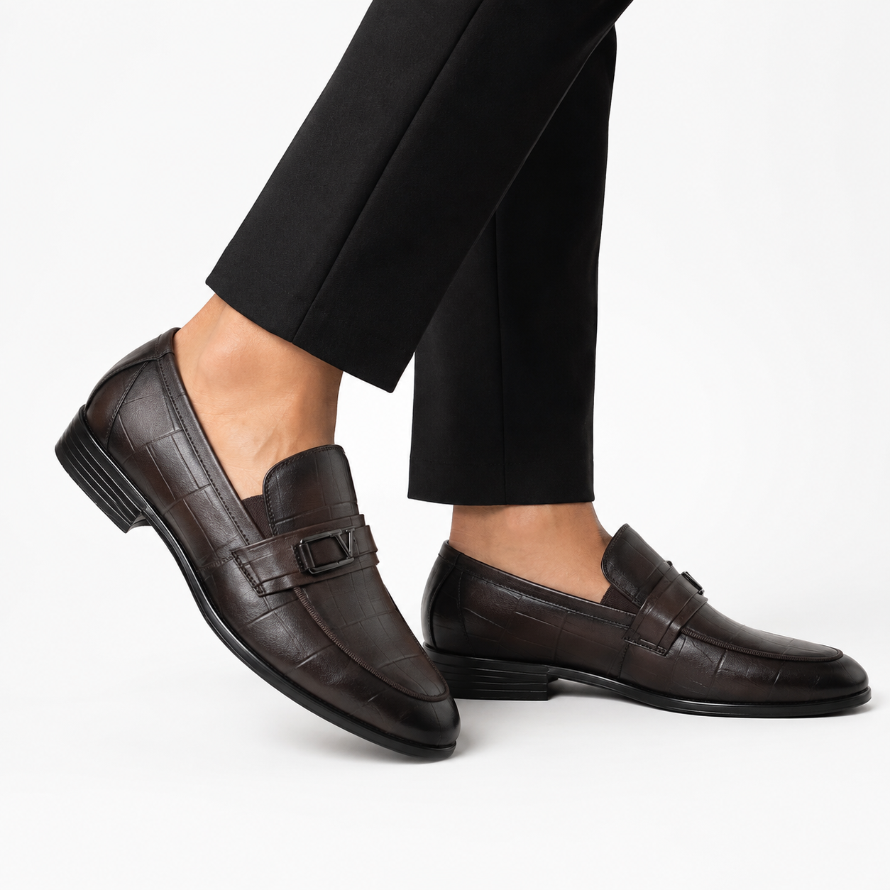 Kişi üçün Tünd Qəhvəyi Dəri Loafer – Naxışlı və Metal Detallı Klassik Model