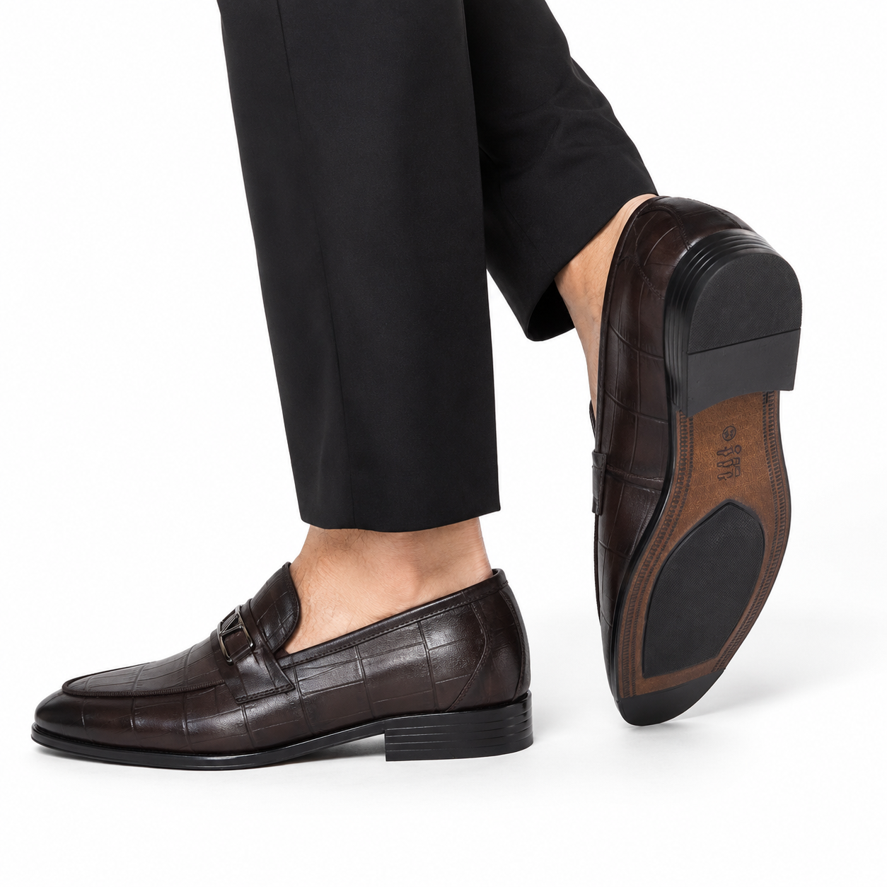 Kişi üçün Tünd Qəhvəyi Dəri Loafer – Naxışlı və Metal Detallı Klassik Model