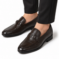 Kişi üçün Tünd Qəhvəyi Dəri Loafer – Naxışlı və Metal Detallı Klassik Model
