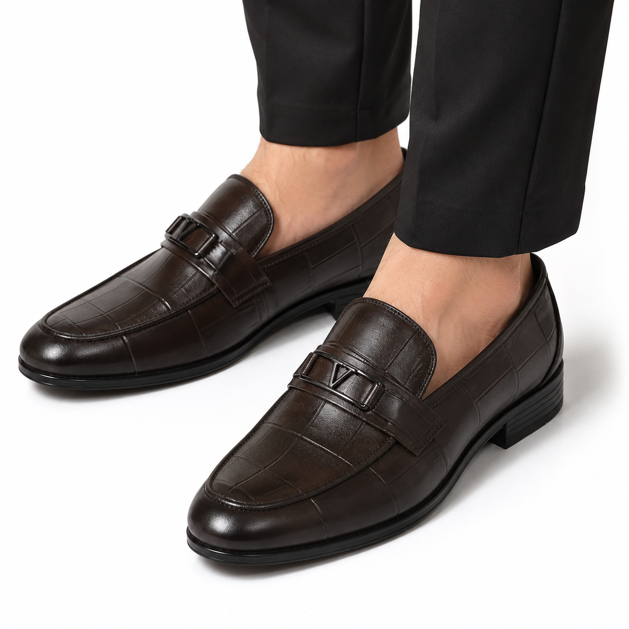 Kişi üçün Tünd Qəhvəyi Dəri Loafer – Naxışlı və Metal Detallı Klassik Model
