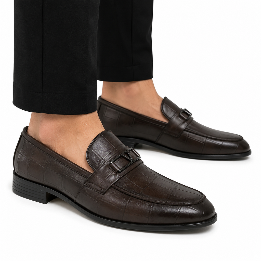 Kişi üçün Tünd Qəhvəyi Dəri Loafer – Naxışlı və Metal Detallı Klassik Model