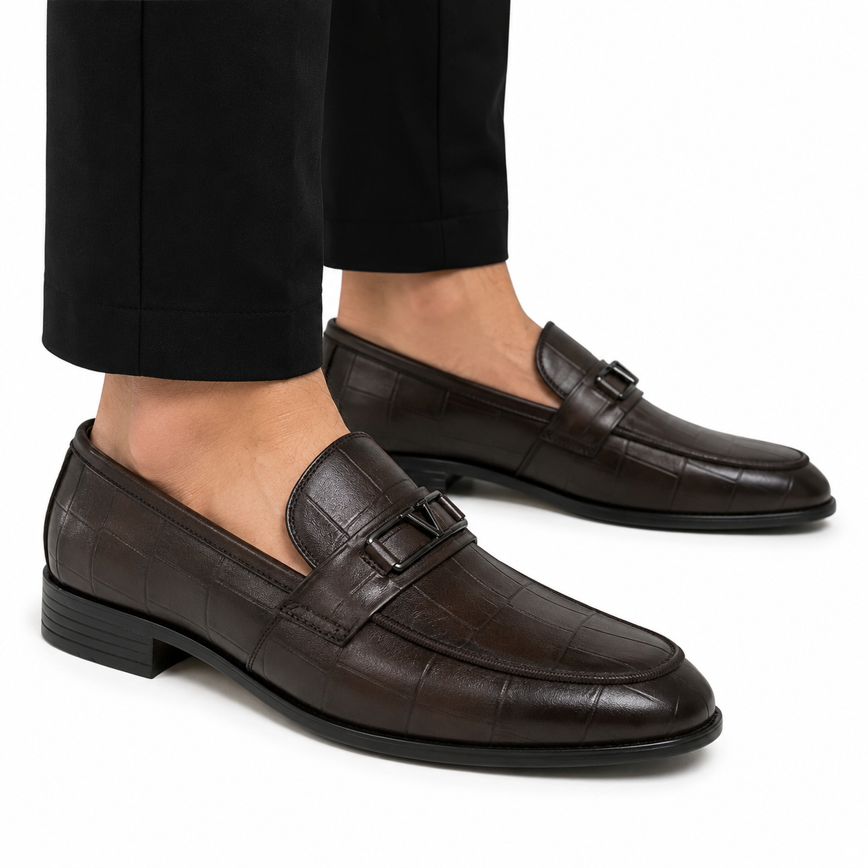 Kişi üçün Tünd Qəhvəyi Dəri Loafer – Naxışlı və Metal Detallı Klassik Model