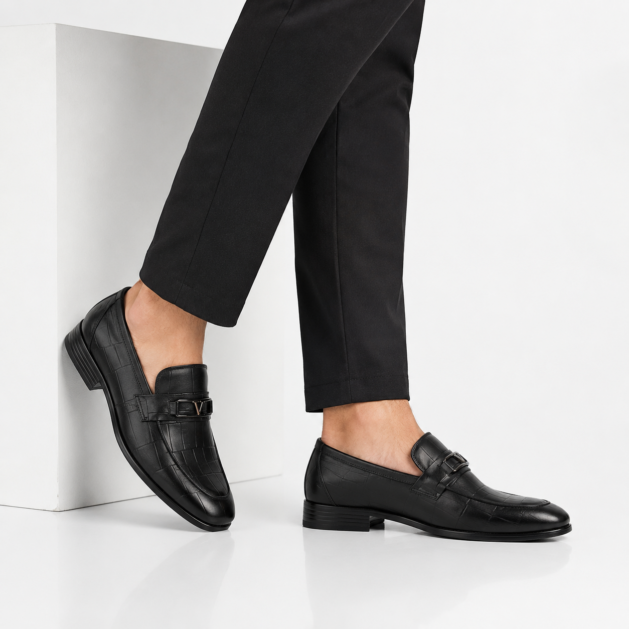 Kişi üçün Qara Dəri Loafer – Naxışlı Metal Detallı Model