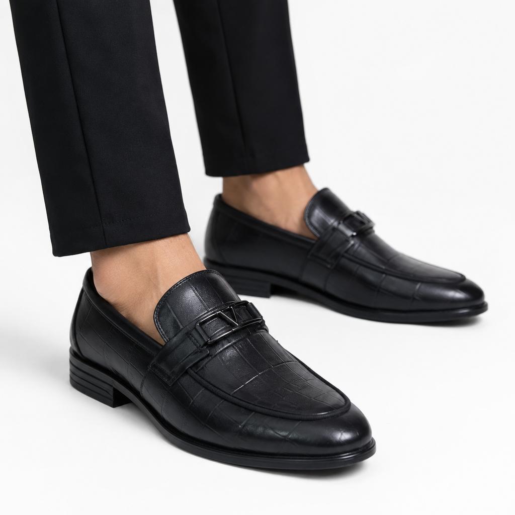 Kişi üçün Qara Dəri Loafer – Naxışlı Metal Detallı Model