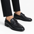Kişi üçün Qara Dəri Loafer – Naxışlı Metal Detallı Model