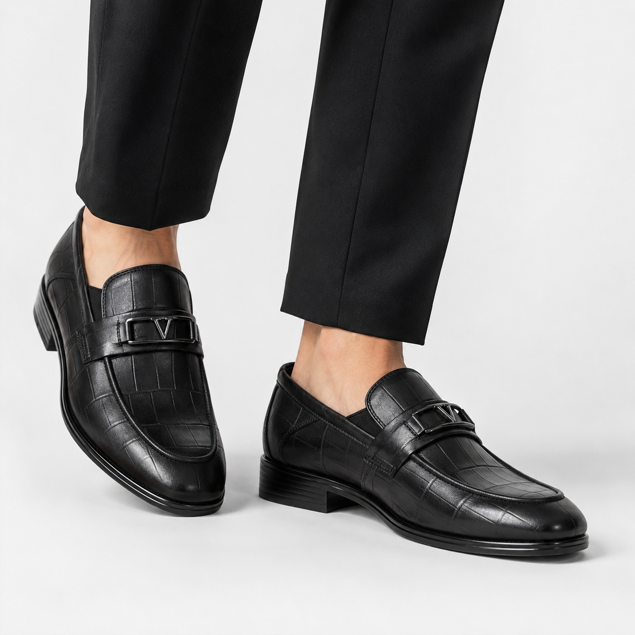 Kişi üçün Qara Dəri Loafer – Naxışlı Metal Detallı Model